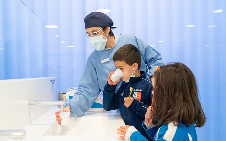 Usar bien la pasta de dientes en el cepillado de los niños: Flúor ¿sí o no?