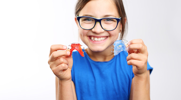 Niña con ortodoncia interceptiva